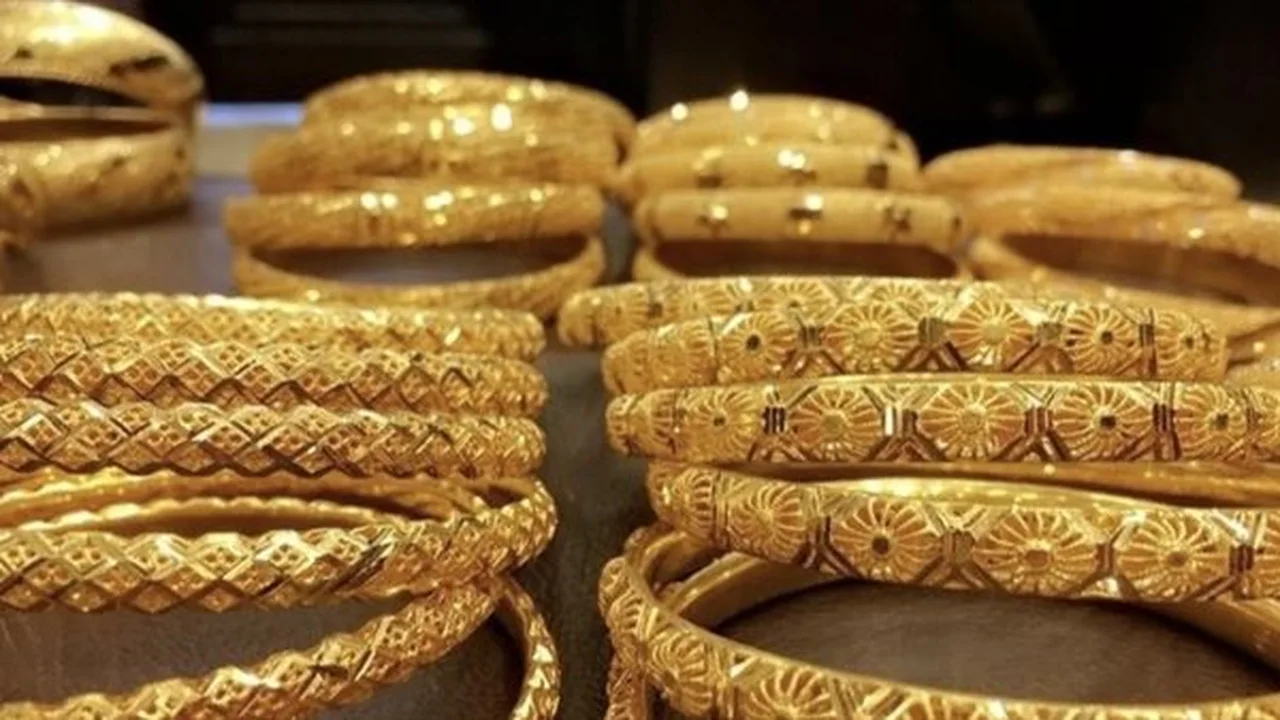 سوق الذهب تحت الضغط بعد تراجع قيمته 470 دولارًا عالميًا